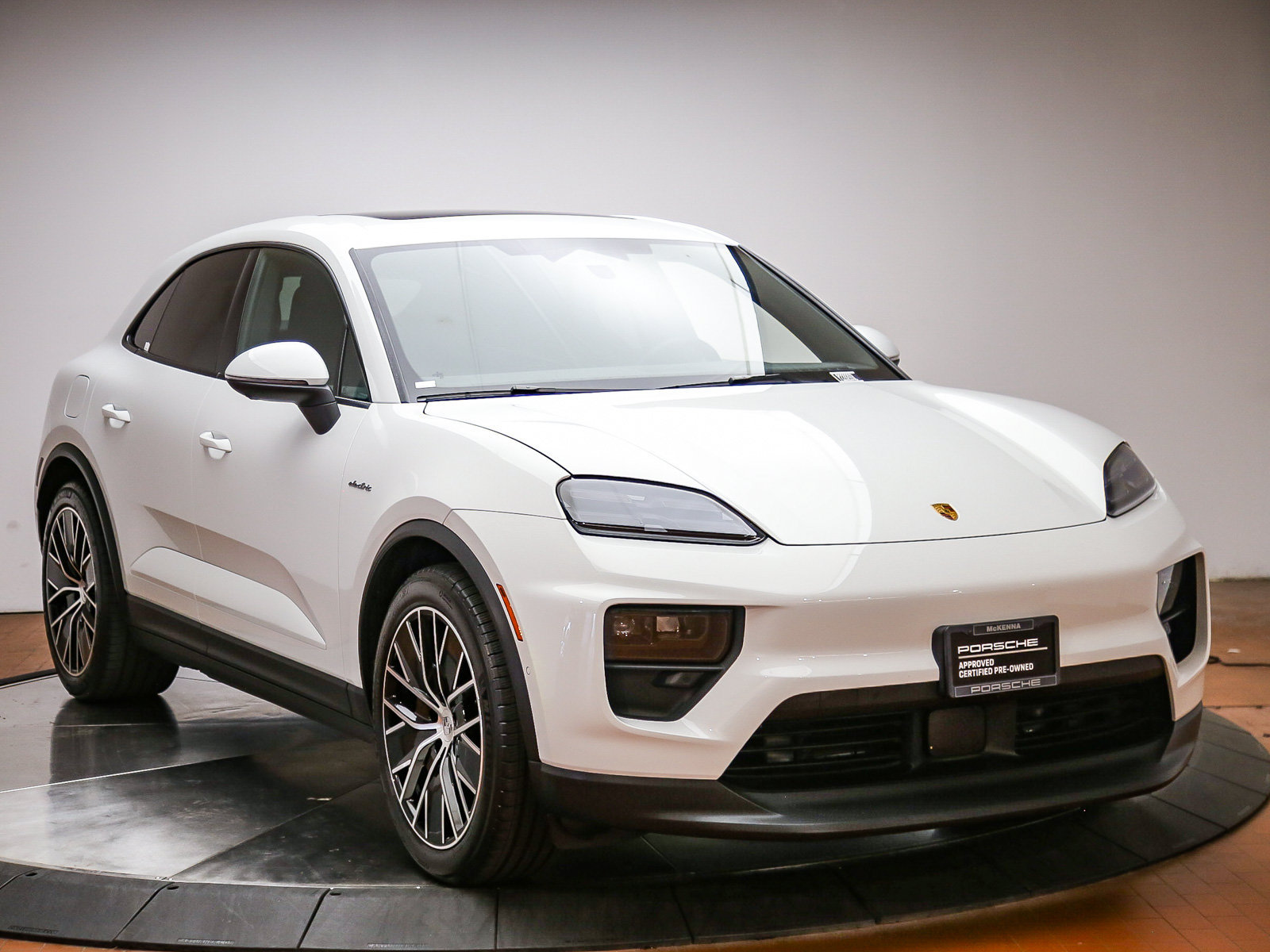 Certified 2026 Porsche Macan Electric RWD image 8