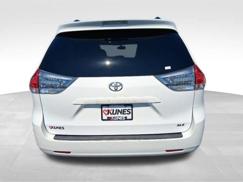 Used 2012 Toyota Sienna XLE w/ Entertainment Pkg FWD image 9