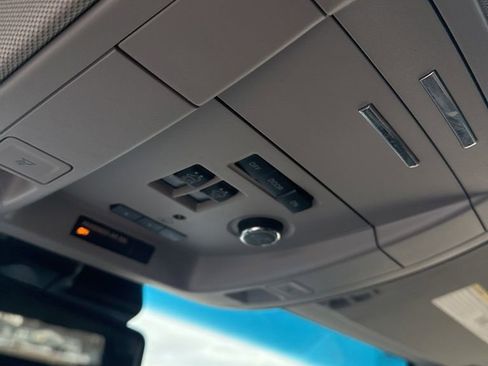 Used 2020 Chevrolet Suburban Premier w/ Premier Plus Edition image 18