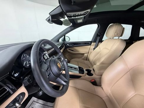 Used 2025 Porsche Macan AWD/4WD image 18