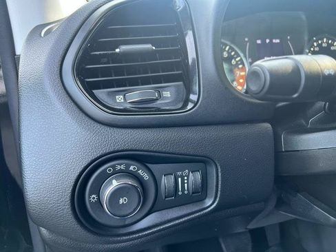 Used 2017 Jeep Renegade Altitude AWD/4WD image 26