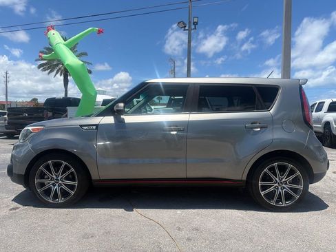 Used 2017 Kia Soul ! FWD image 2