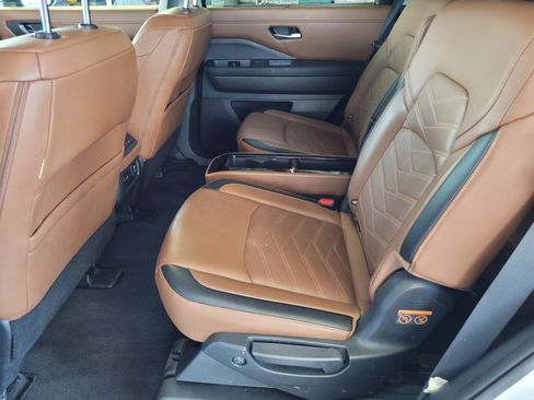 Certified 2025 Nissan Pathfinder Platinum AWD/4WD image 6