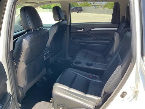 Used 2018 Toyota Highlander XLE FWD image 12
