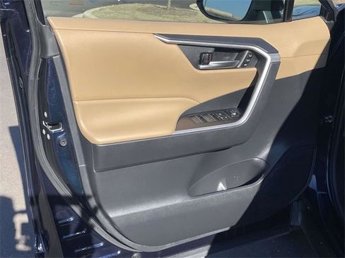Used 2023 Toyota RAV4 XLE Premium image 12