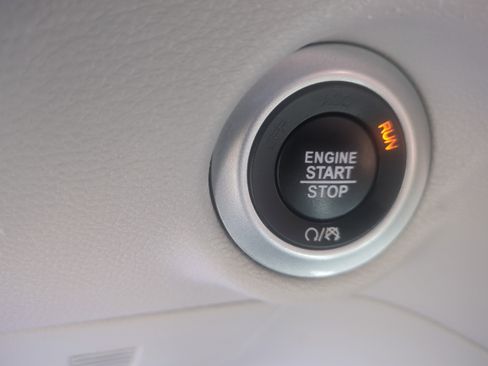 Used 2024 Chrysler Pacifica Touring-L FWD image 16
