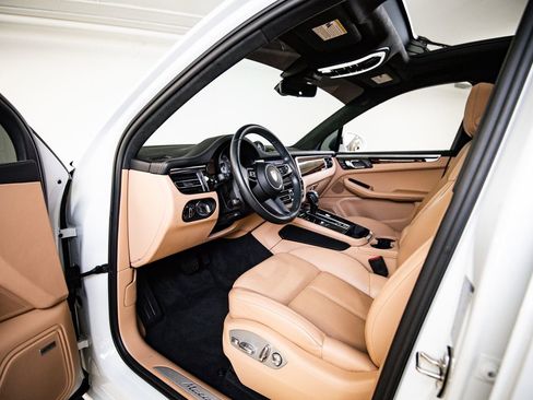 Certified 2023 Porsche Macan S AWD/4WD image 4