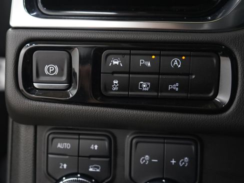 Used 2025 GMC Yukon XL Denali AWD/4WD image 30