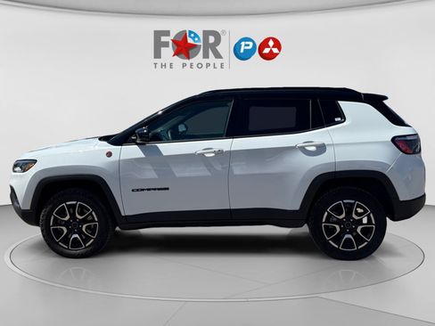 Used 2025 Jeep Compass Trailhawk AWD/4WD image 2