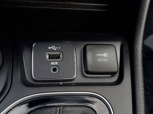 Certified 2022 Jeep Cherokee Limited w/ Elite Package AWD/4WD image 32