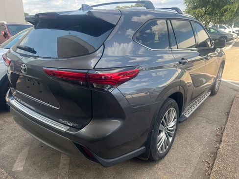 Used 2023 Toyota Highlander Platinum FWD image 4