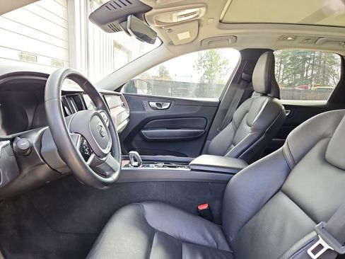 Used 2023 Volvo XC60 B5 Plus FWD image 9
