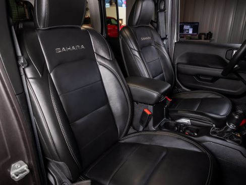 Used 2020 Jeep Wrangler Unlimited Sahara AWD/4WD image 22