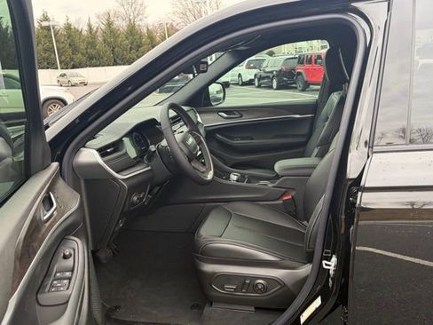New 2025 Jeep Grand Cherokee Limited w/ Black Appearance Package AWD/4WD image 16