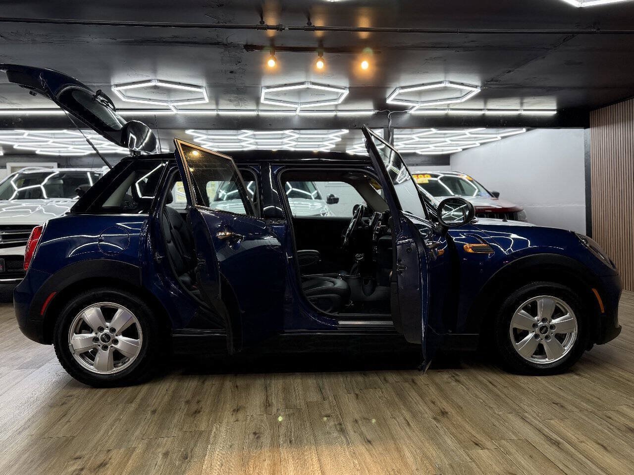Used 2015 MINI Cooper 4-Door Hardtop FWD image 17