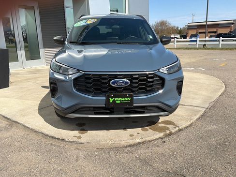 Used 2025 Ford Escape ST-Line w/ Cold Weather Package AWD/4WD image 8