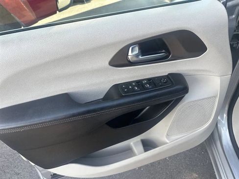 Used 2019 Chrysler Pacifica Touring-L image 21