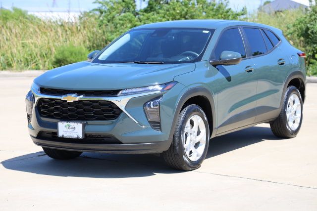 Used 2025 Chevrolet Trax LS w/ LS Convenience Package FWD image 3