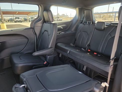 New 2026 Chrysler Pacifica Select image 8