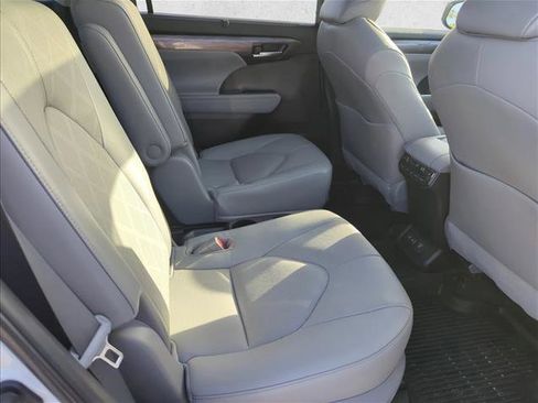 Used 2023 Toyota Highlander Platinum FWD image 26