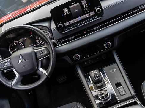 Used 2024 Mitsubishi Outlander AWD image 20