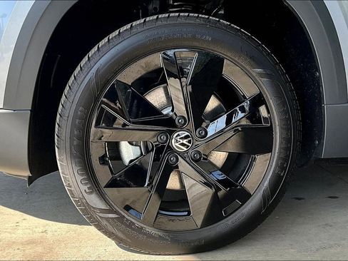 New 2025 Volkswagen Taos SE image 8
