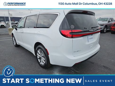 New 2026 Chrysler Pacifica Select image 5