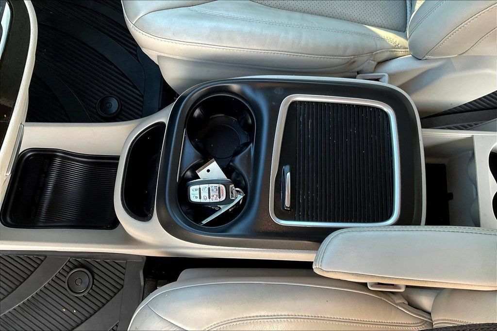 Used 2021 Chrysler Pacifica Touring-L w/ Uconnect Theater Family Group FWD image 18