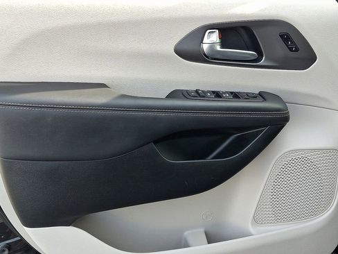 Used 2024 Chrysler Pacifica Touring-L image 15