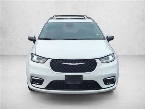 Used 2023 Chrysler Pacifica Limited FWD image 2