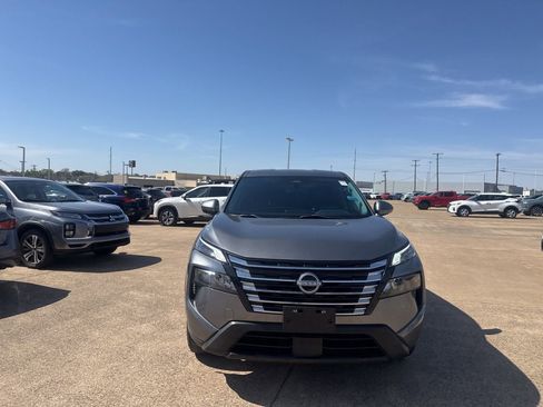 Certified 2024 Nissan Rogue SV image 4