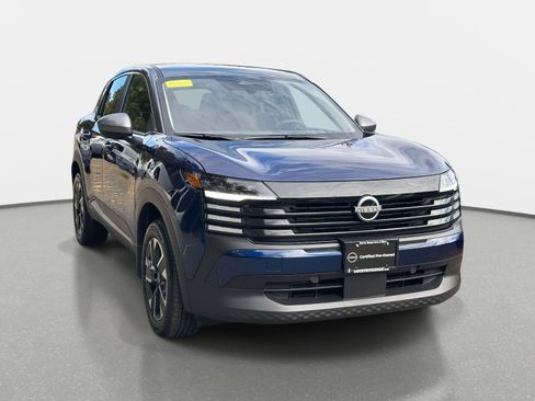 Used 2025 Nissan Kicks SV image 3