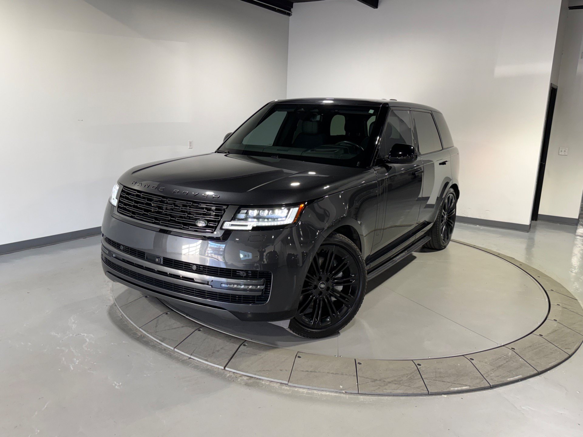 Used 2024 Land Rover Range Rover SE AWD/4WD image 4