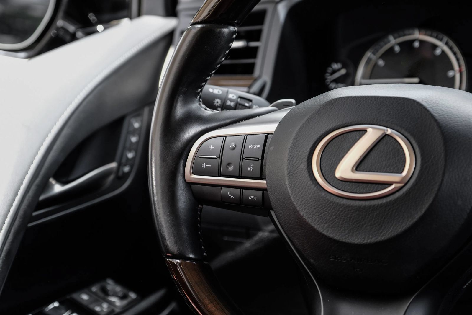 Used 2021 Lexus LX 570 4WD w/ Luxury Package image 17