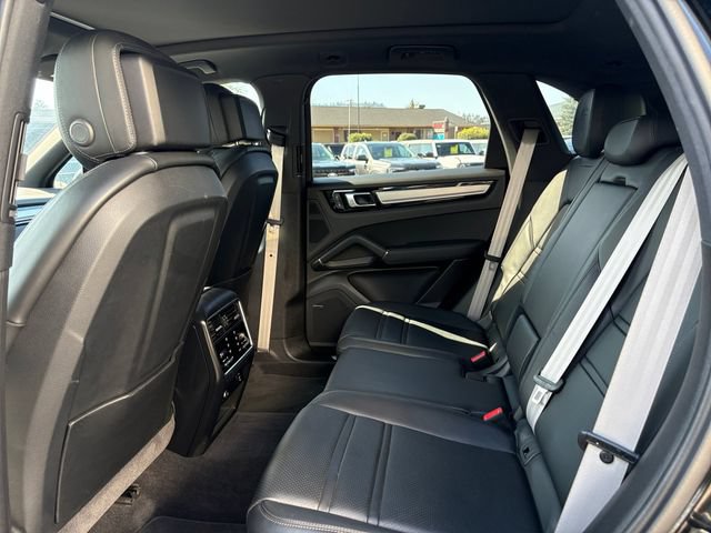 Used 2023 Porsche Cayenne Platinum Edition AWD/4WD image 22