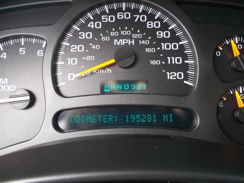 Used 2005 GMC Sierra 1500 SLE w/ Safe And Sound Package RWD image 32