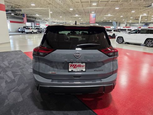 Used 2025 Nissan Rogue SL w/ SL Premium Package image 4