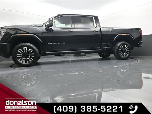 New 2026 GMC Sierra 2500 Denali Ultimate w/ LPO, Black Badging Package image 15