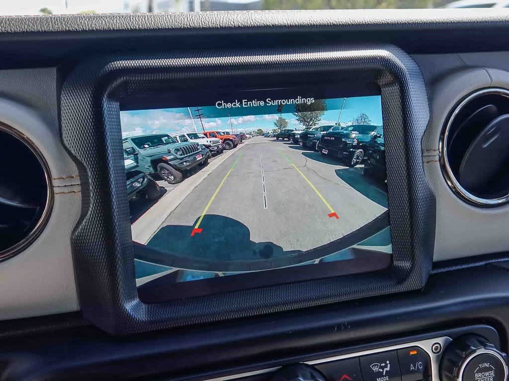 Used 2022 Jeep Wrangler Unlimited Sahara AWD/4WD image 23