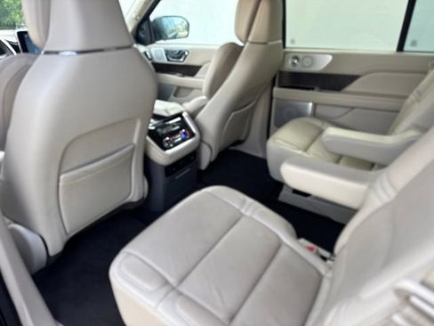 Used 2021 Lincoln Navigator Reserve w/ Luxury Package RWD image 11