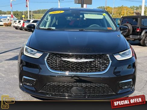 Used 2024 Chrysler Pacifica Touring-L image 10