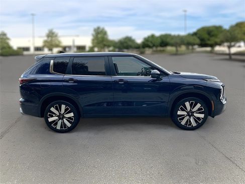 New 2025 Mitsubishi Outlander SE image 7