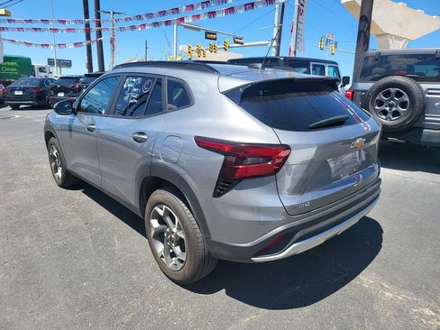 Used 2025 Chevrolet Trax LT w/ LT Convenience Package image 11