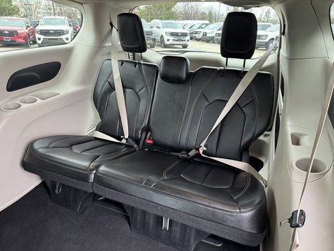 Used 2024 Chrysler Pacifica Touring-L image 18