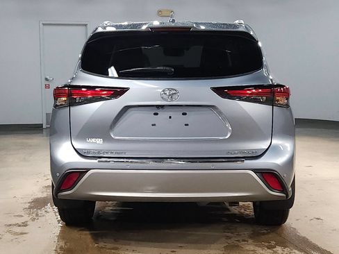 Used 2024 Toyota Highlander Platinum FWD image 6