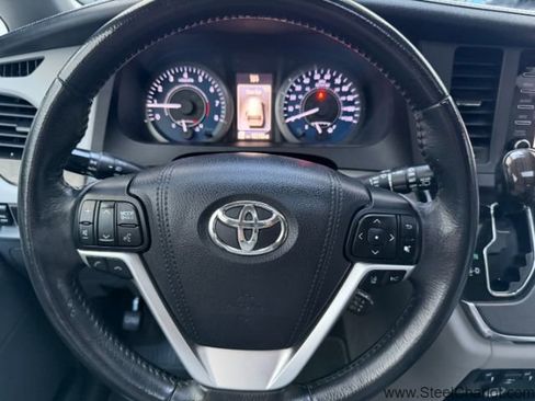 Used 2018 Toyota Sienna XLE image 10