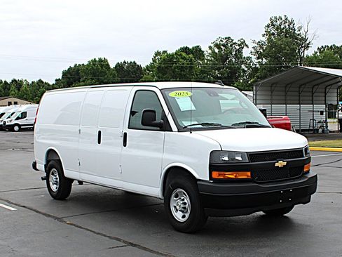 Used 2025 Chevrolet Express 3500 Extended w/ Driver Convenience Package RWD image 3