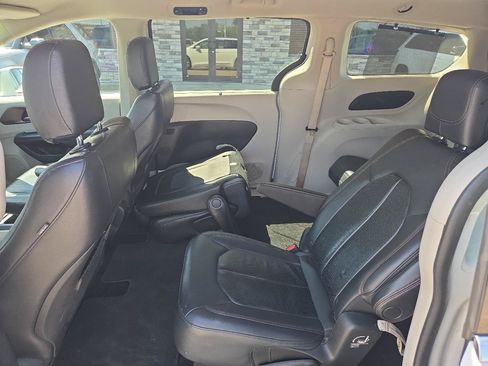 Used 2018 Chrysler Pacifica Touring-L FWD image 8