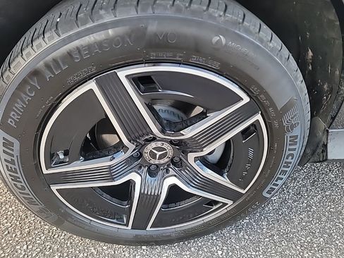 Used 2025 Mercedes-Benz GLC 300 4MATIC image 10