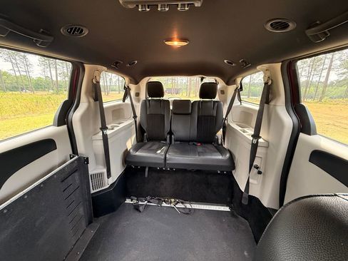 Used 2019 Dodge Grand Caravan SXT FWD image 24